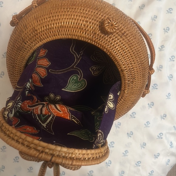 Handmade in Thailand, round wooden bag with floral inside print and long strap - Picture 5 of 6